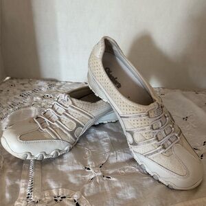 Skechers Sassies Heirloom Bungee Casual Shoes White Silver Women's Size 9.5